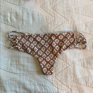Acacia Molokai Bottoms in Daisy Block